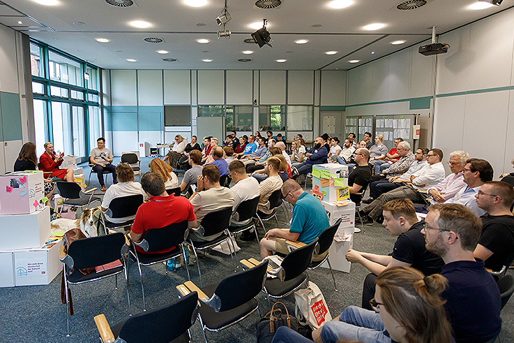 Gesamtplenum von der Seite. Diskussionsrunde am Abend. 