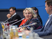 Katja Mast, erste parlamentarische Geschäftsführerin der SPD-Bundestagsfraktion, sitzt in einem Konferenztisch und spricht über ein Tischmikrofon in Richtung der Teilnehmer_innen.