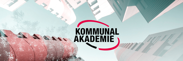 Häuserschlucht mit Logo der KommunalAkademie
