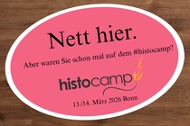 Sticker mit Aufdruck "Nett hier. Aber waren sie schon mal auf dem #histocamp?" Hölzerner Hintergrund