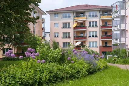 gepflegtes Wohnhaus mit schönen Blumen im Vordergrund 