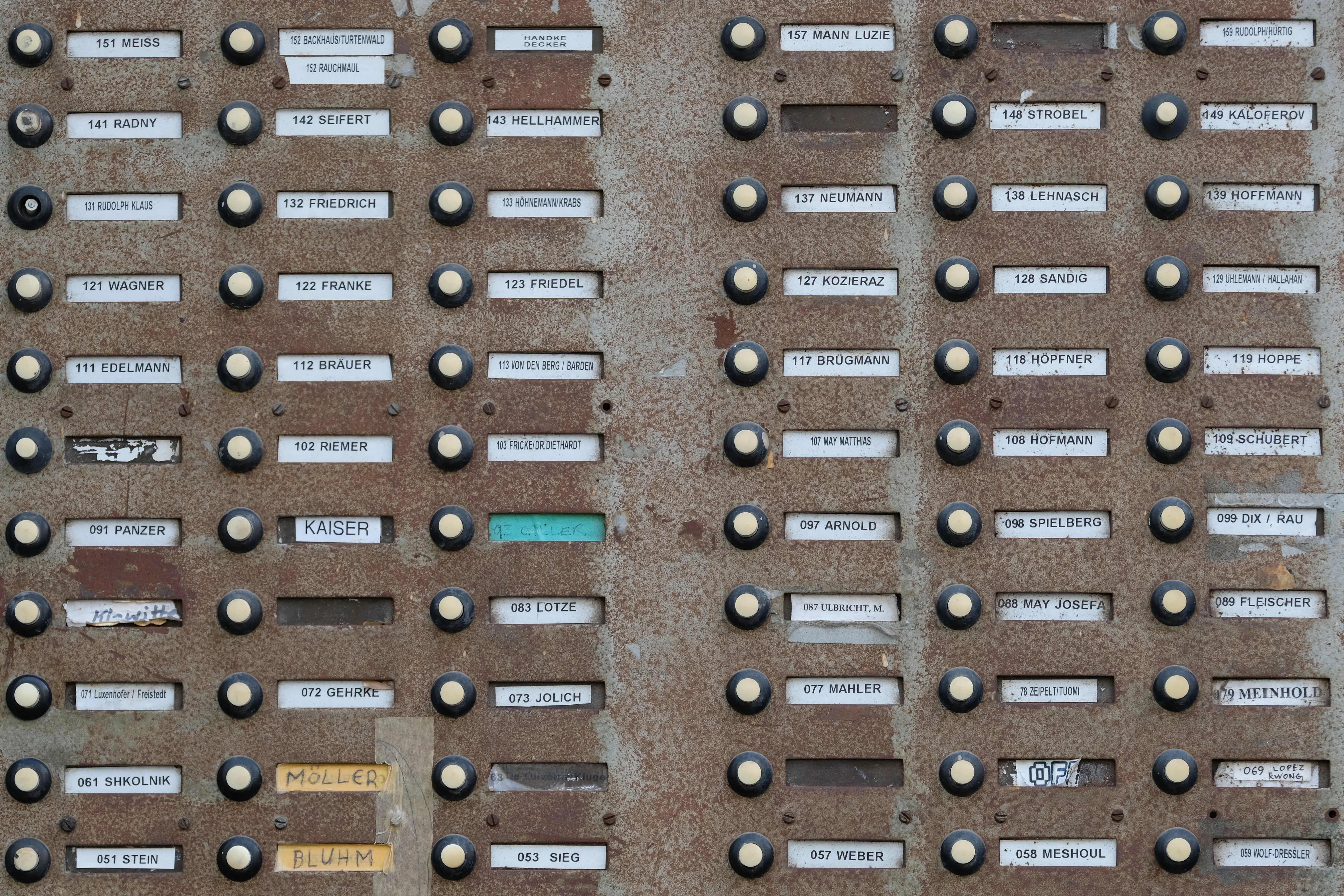 Vorschaubild mit dem Klingelbrett eines Mehrfamilienhauses