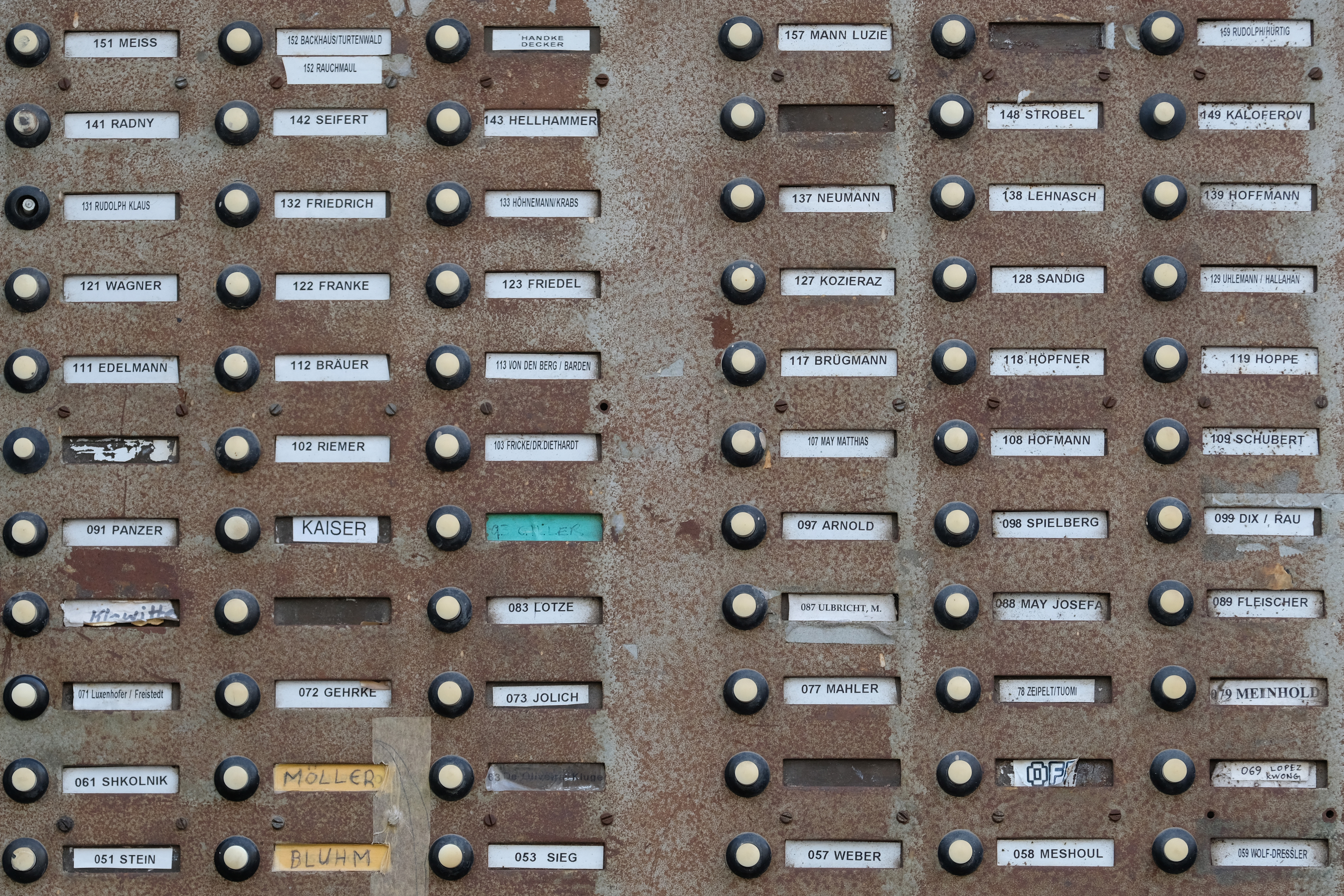 Vorschaubild mit dem Klingelbrett eines Mehrfamilienhauses