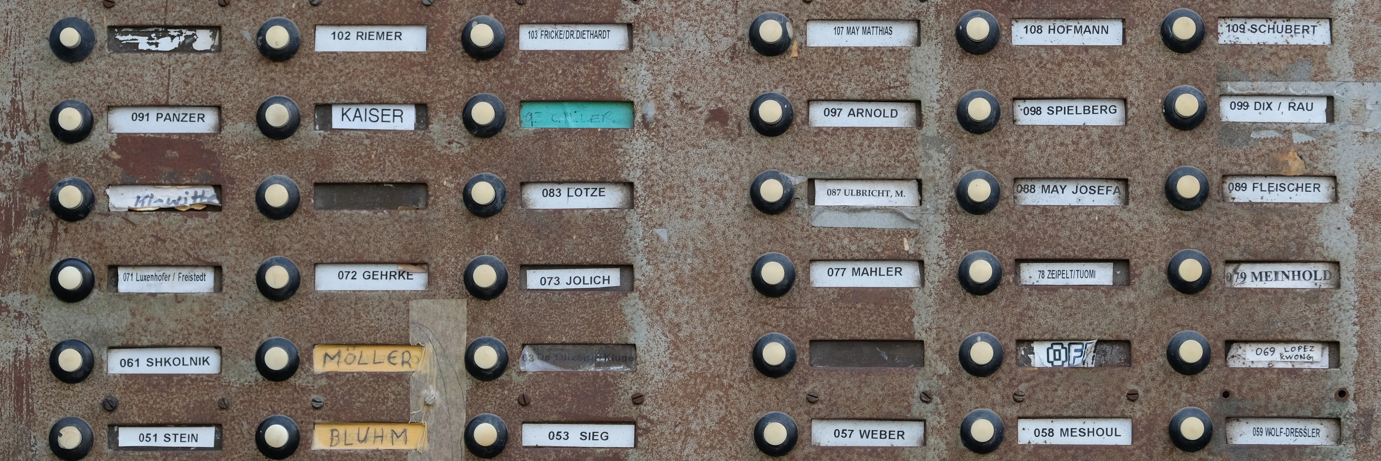 Vorschaubild mit dem Klingelbrett eines Mehrfamilienhauses