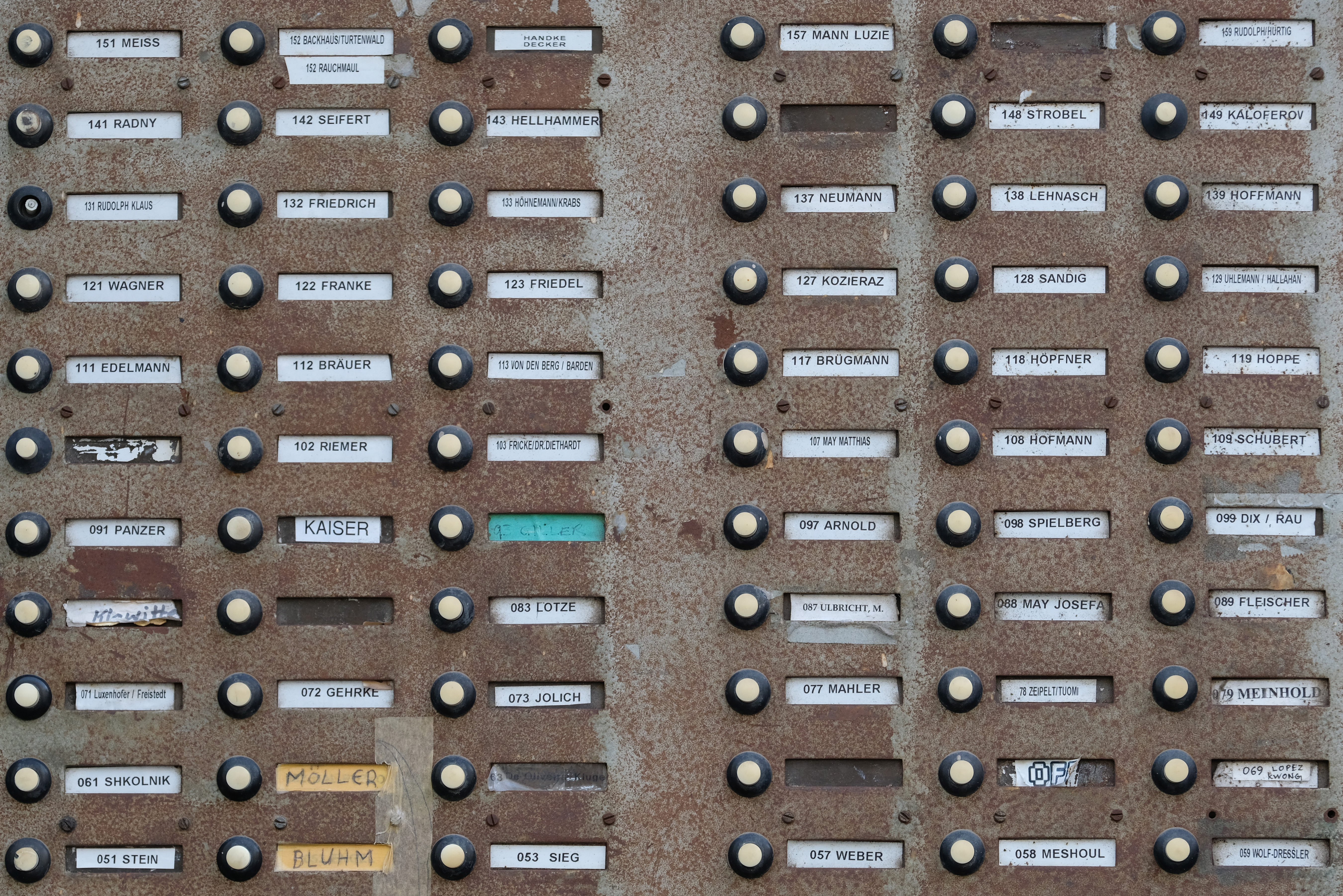 Vorschaubild mit dem Klingelbrett eines Mehrfamilienhauses