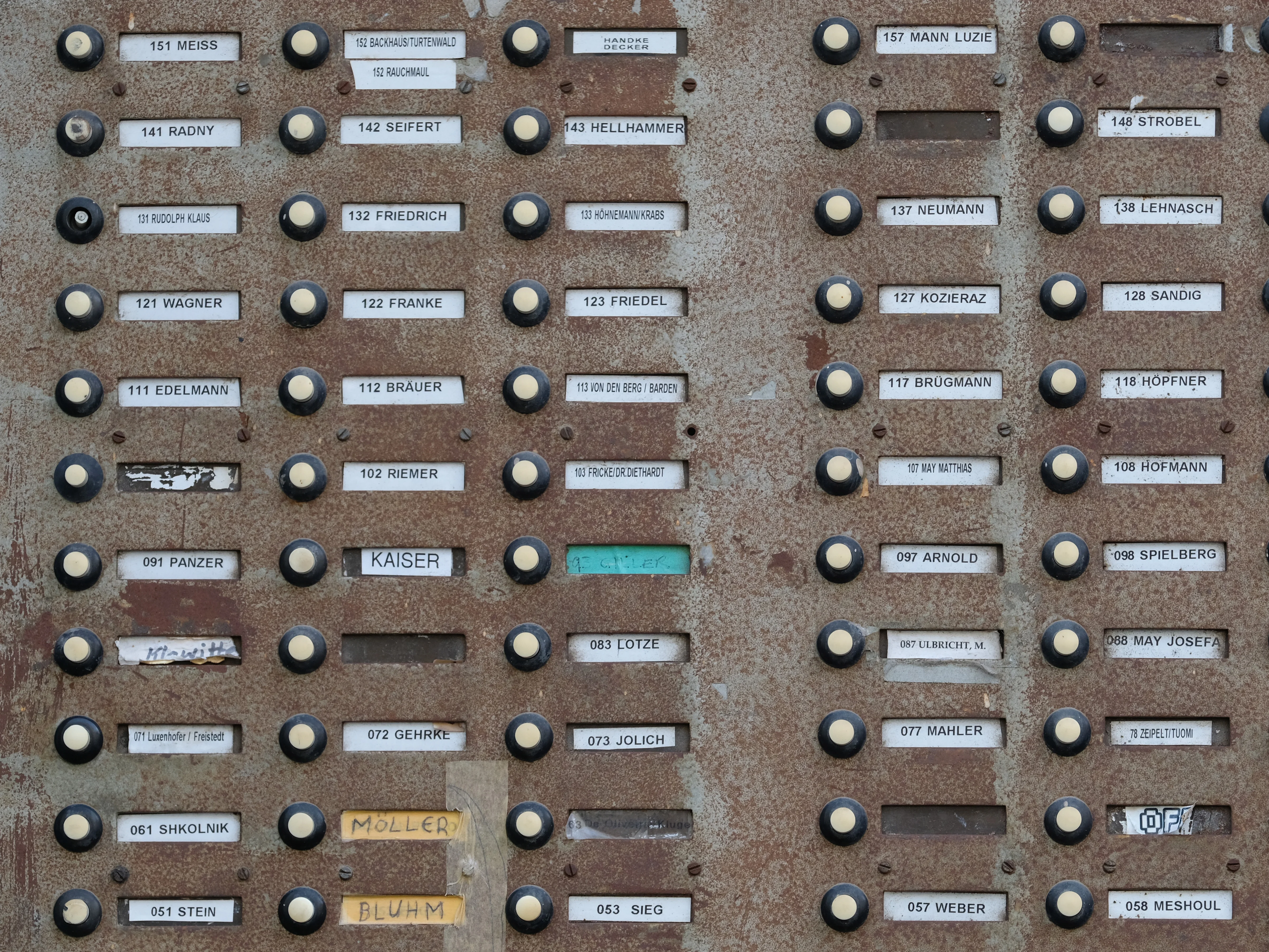 Vorschaubild mit dem Klingelbrett eines Mehrfamilienhauses