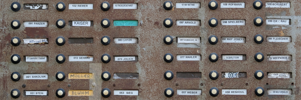 Vorschaubild mit dem Klingelbrett eines Mehrfamilienhauses