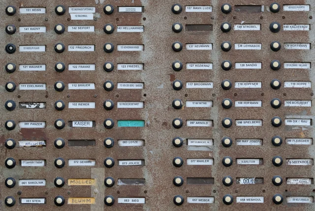 Vorschaubild mit dem Klingelbrett eines Mehrfamilienhauses