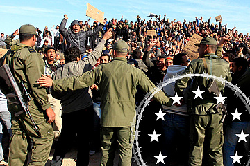 Auf dem Bild sieht man, wie Soldaten der tunesischen Armee versuchen, Ägypter während einer Protestaktion eines Flüchtlingslagers in der Nähe des libyschen und tunesischen Grenzübergangs Ras Jdir zu beruhigen, nachdem sie am 28. Februar 2011 vor den Unruhen in Libyen geflohen waren.