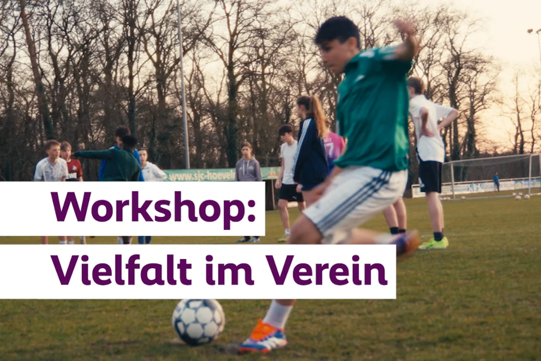 Schriftzug "Workshop: Vielfalt im Verein" dahinter ein Junge, der einen Fußball schießt. 