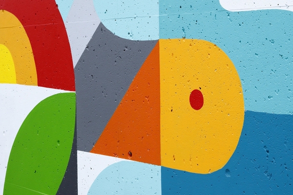 Buntes Graffiti auf einer Wand 