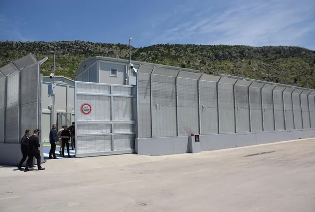 Blick auf ein Aufnahmezentrum für Migrant:innen in Albanien.