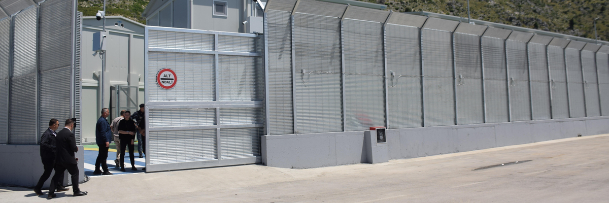 Blick auf ein Aufnahmezentrum für Migrant:innen in Albanien.