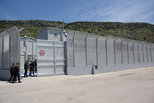 Blick auf ein Aufnahmezentrum für Migrant:innen in Albanien.