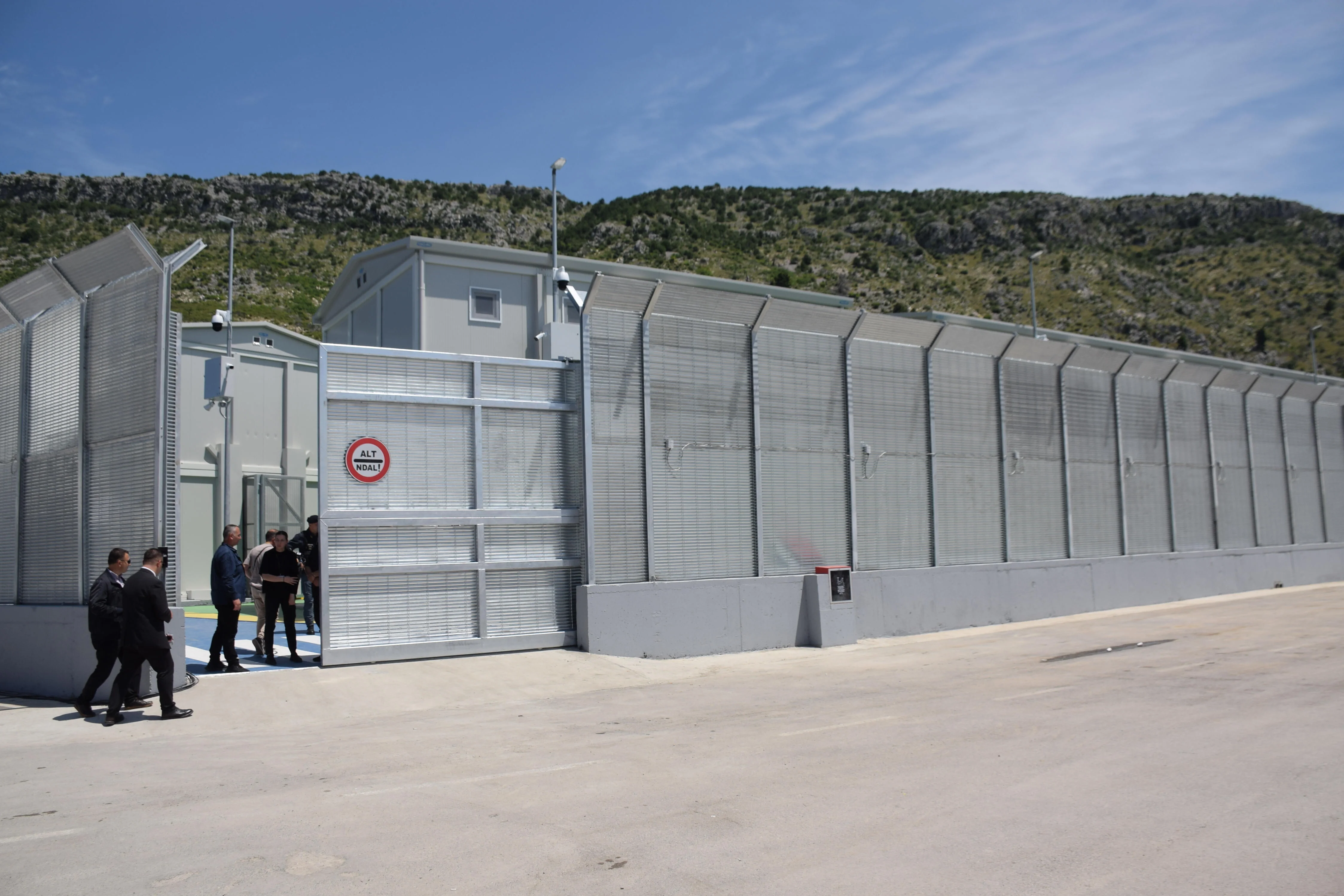 Blick auf ein Aufnahmezentrum für Migrant:innen in Albanien.