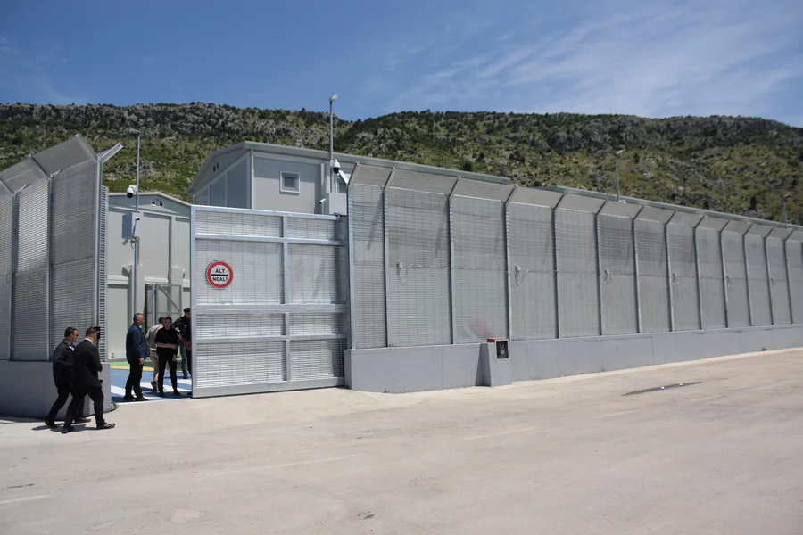 Blick auf ein Aufnahmezentrum für Migrant:innen in Albanien.