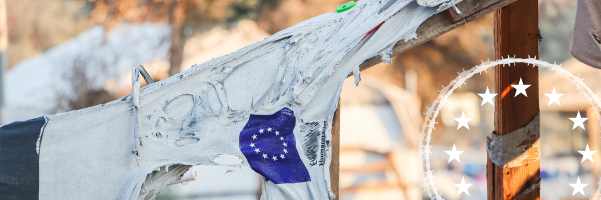 Die EU-Flagge auf einer verschmorten Zeltplane im Flüchtlingslager Moria nach dem Brand.