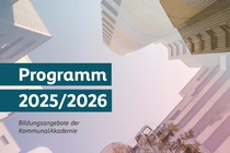 Schriftzug Programm 2025/2026 Bildungsangebote der KommunalAkademie vor Hochhausfassaden