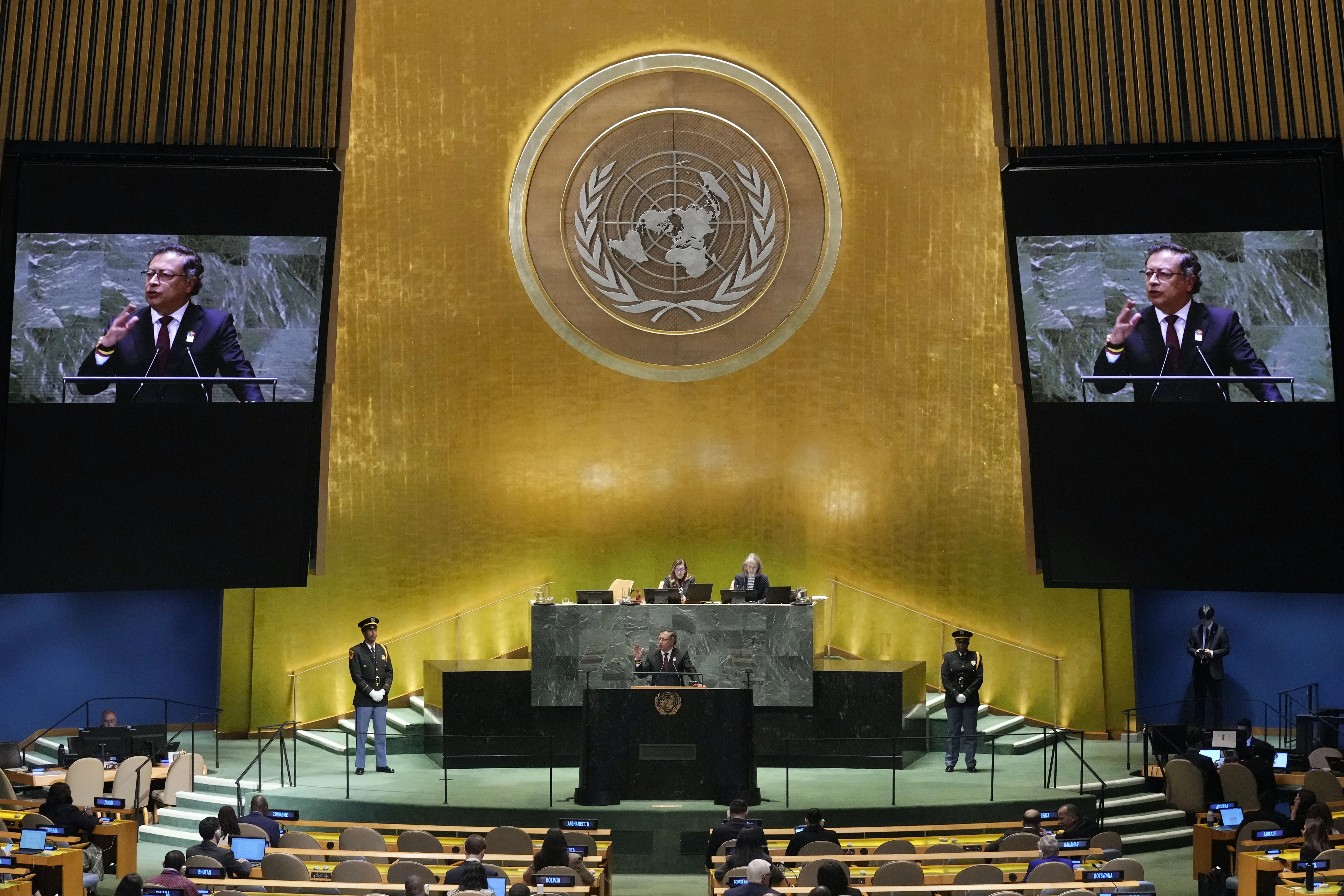 Sicht in den Saal der 79. UN-Generalversammlung. Auf Bildschirmen wird die Rede von Kolumbiens Präsident Gustavo Petro Urrego übertragen.