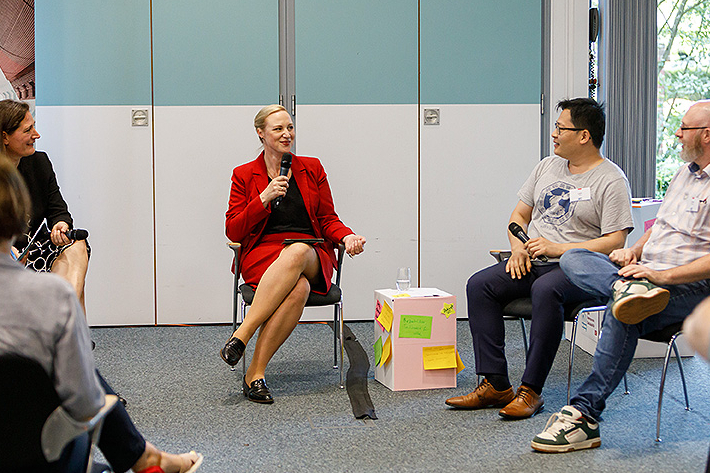 Fischbowl: Dörte Schall und zwei Teilnehmer im Gespräch. 