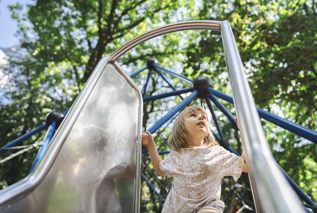 Kleines Kind auf einem Spielplatz