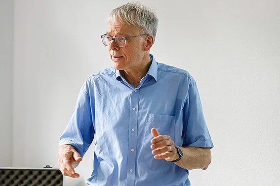 Seminarsituation: Trainer spricht vor dem Plenum