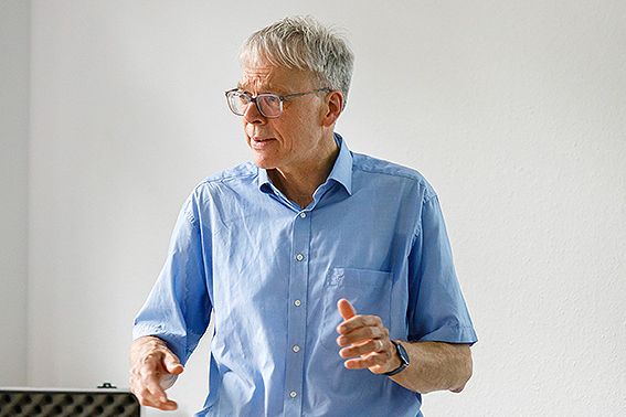 Seminarsituation: Trainer spricht vor dem Plenum