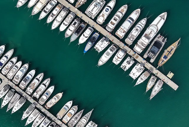 Foto: Luftaufnahme eines Hafens mit vielen Yachten