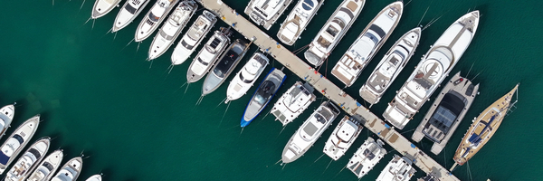 Foto: Luftaufnahme eines Hafens mit vielen Yachten