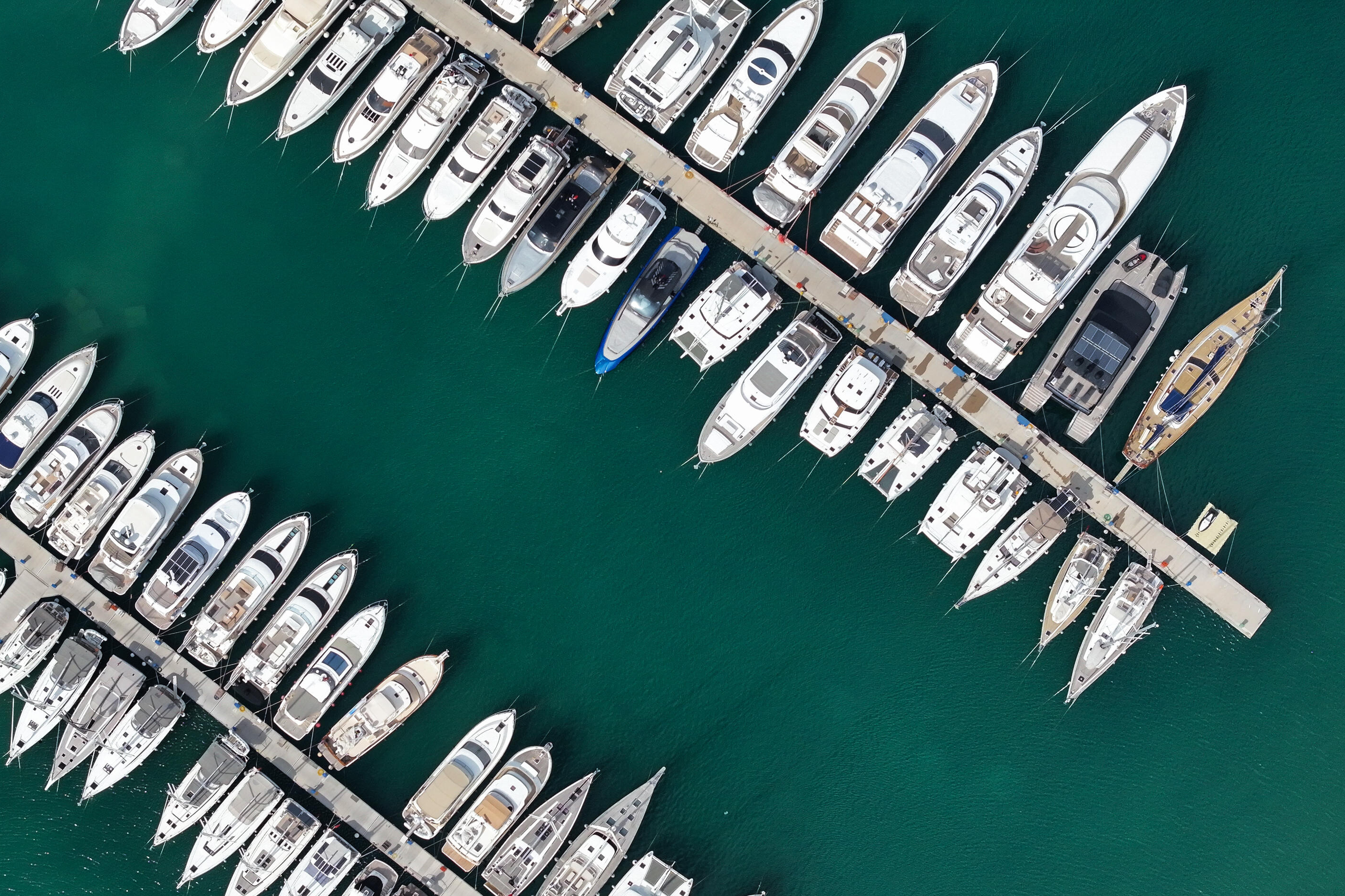 Foto: Luftaufnahme eines Hafens mit vielen Yachten