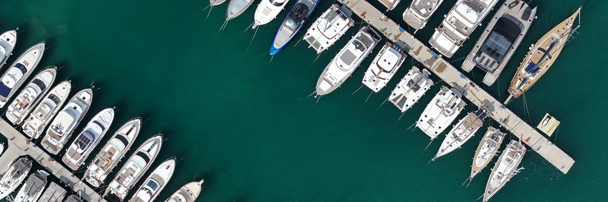 Foto: Luftaufnahme eines Hafens mit vielen Yachten
