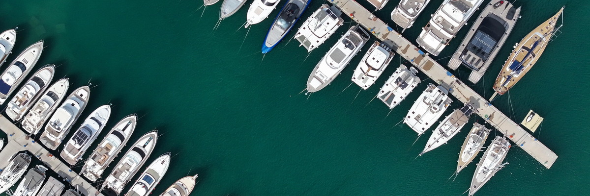 Foto: Luftaufnahme eines Hafens mit vielen Yachten