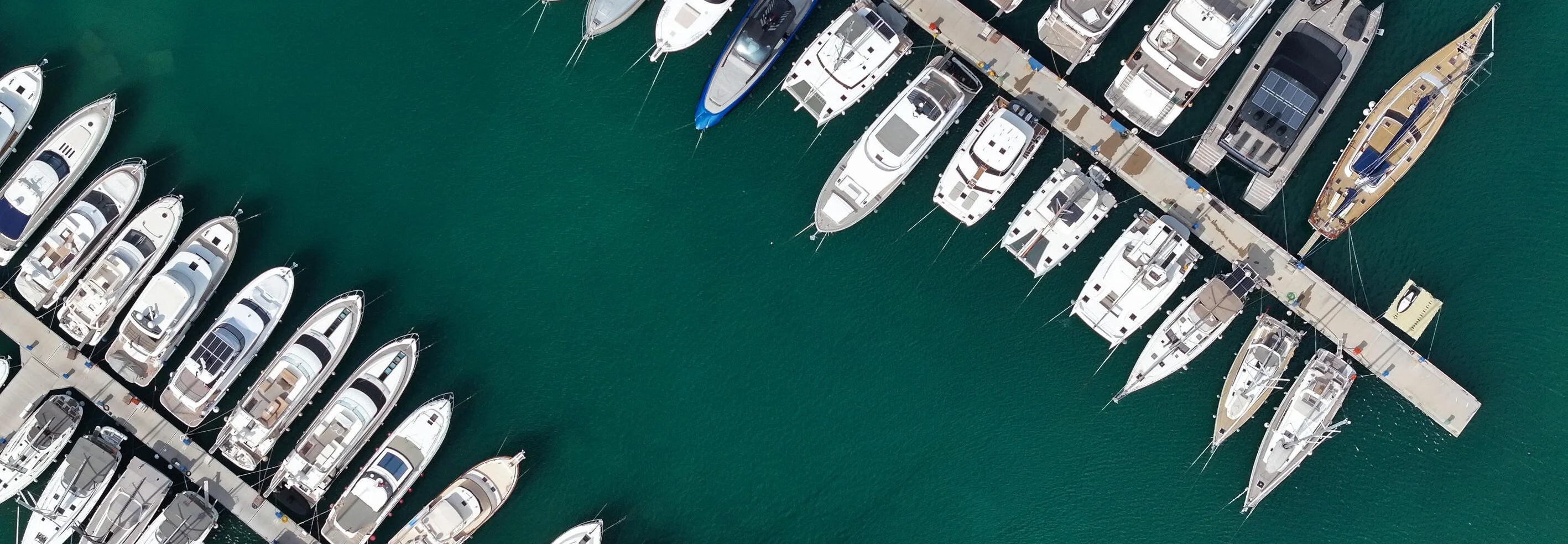 Foto: Luftaufnahme eines Hafens mit vielen Yachten