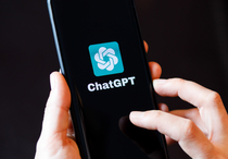 Das Logo des KI-Generators Chat-GBT ist auf dem Bildschirm eines Smartphones zu sehen. 