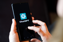 Das Logo des KI-Generators Chat-GBT ist auf dem Bildschirm eines Smartphones zu sehen. 