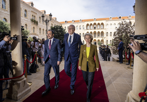 Die Präsidentin der Europäischen Kommission Ursula von der Leyen zu Besuch im Regierungspalast in Beirut, Libanon, zusammen mit dem libanesisches Übergangs-Ministerpräsidenten Najib Mikati und dem zyprischen Präsidenten Nikos Christodoulides