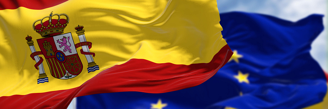 Die spanische und die europäische Flagge im Wind