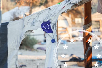 Die EU-Flagge auf einer verschmorten Zeltplane im Flüchtlingslager Moria nach dem Brand.