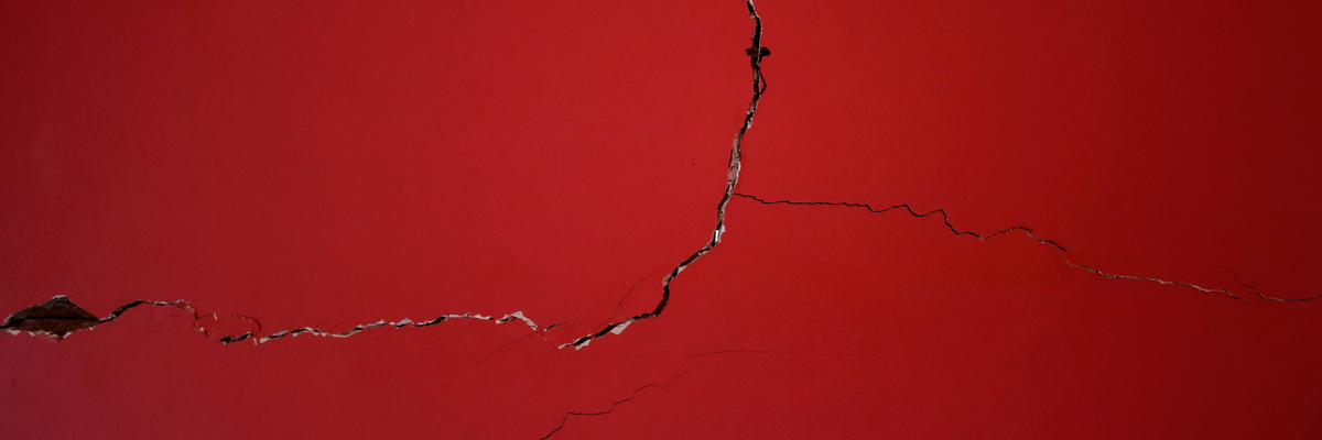 Ein Riss in einer roten Wand