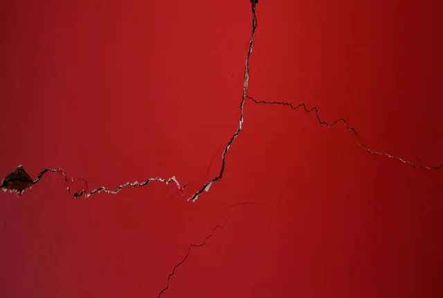 Ein Riss in einer roten Wand