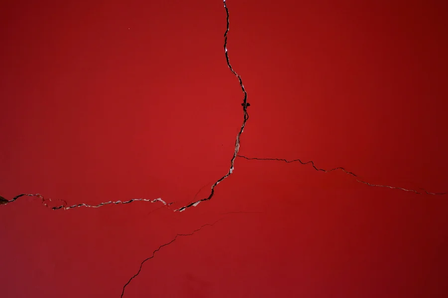 Ein Riss in einer roten Wand
