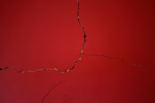 Ein Riss in einer roten Wand