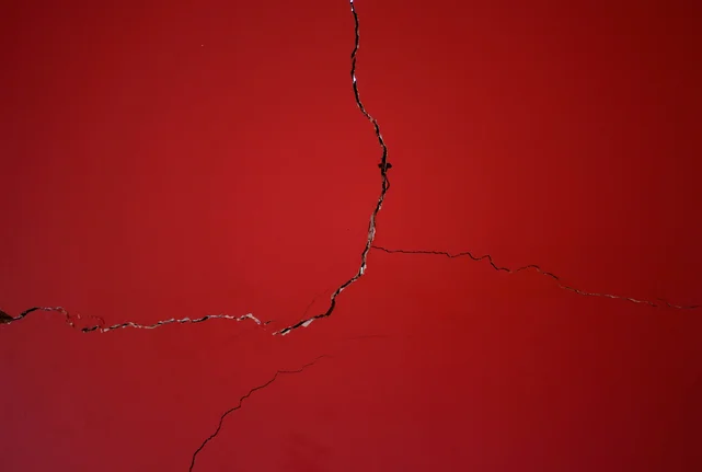 Ein Riss in einer roten Wand
