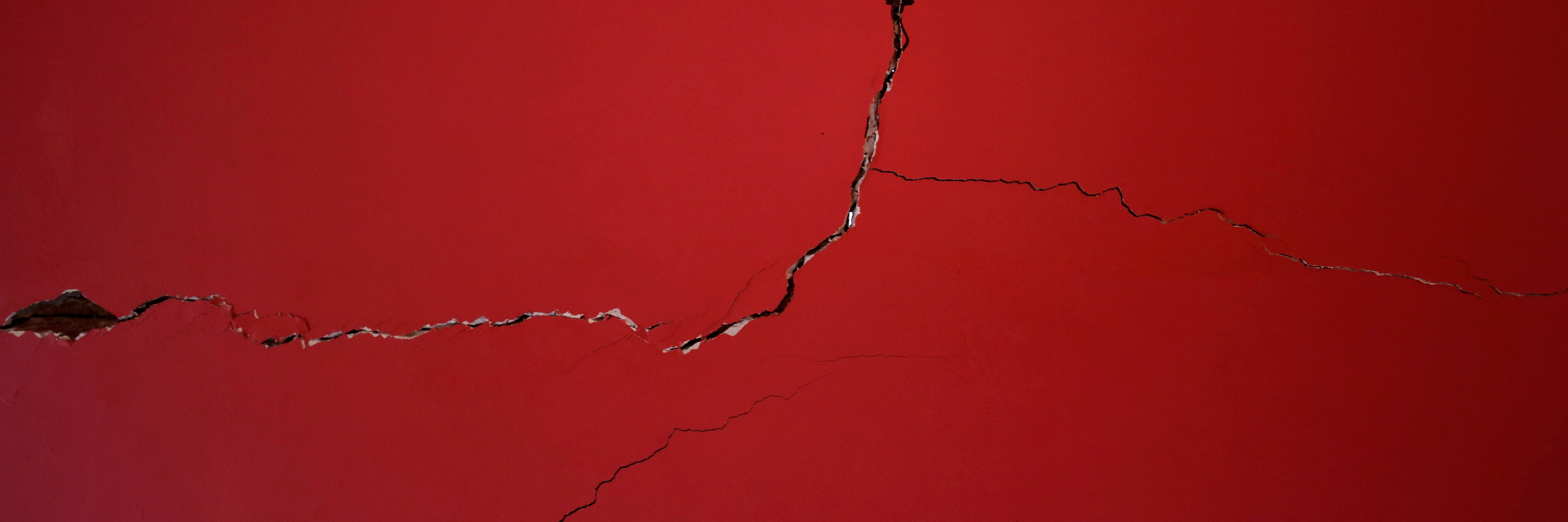 Ein Riss in einer roten Wand