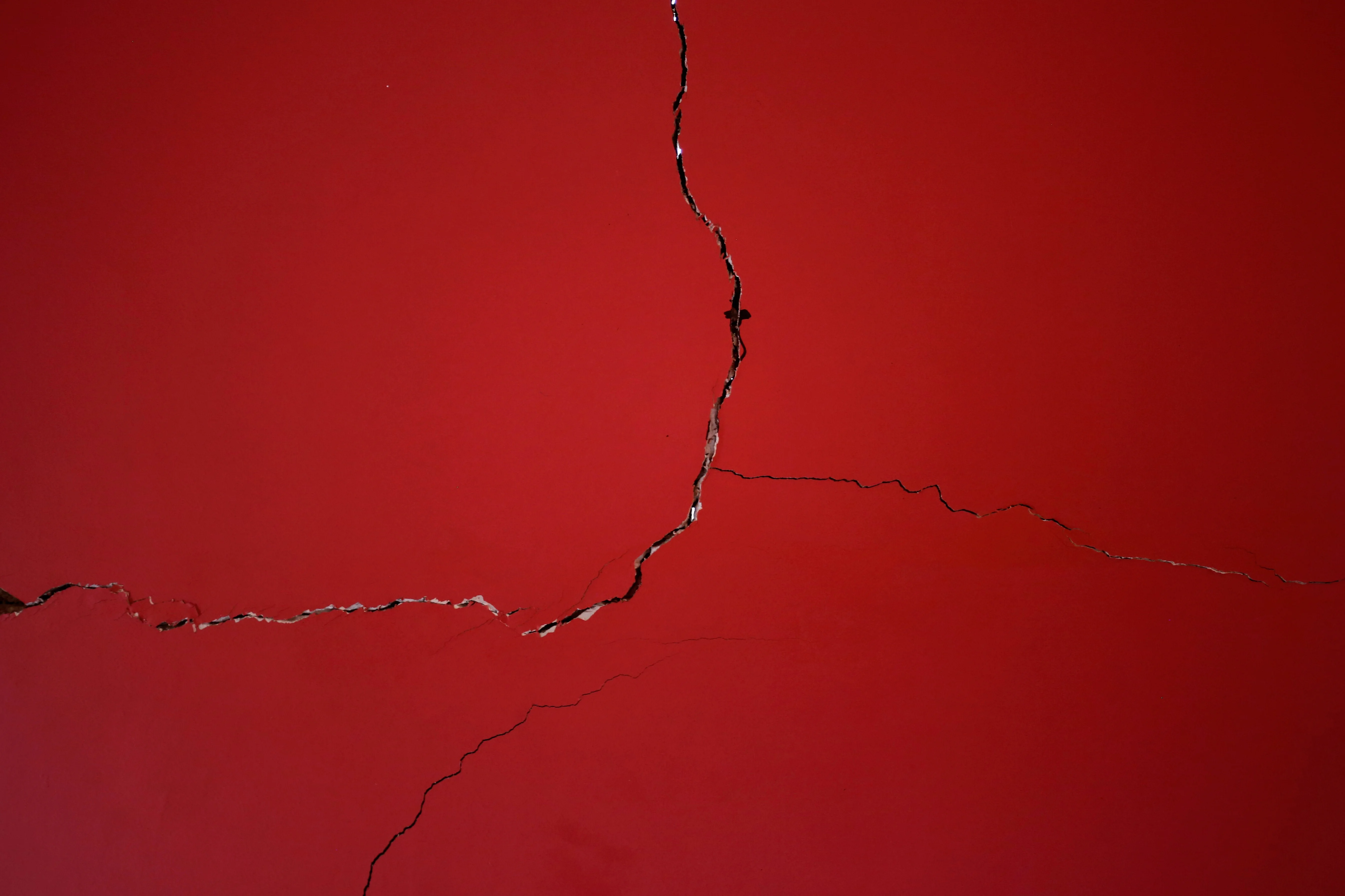 Ein Riss in einer roten Wand