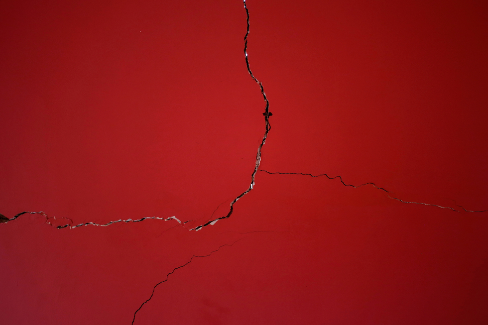 Ein Riss in einer roten Wand