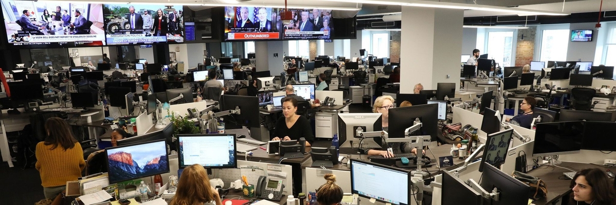 Journalist*innen in dem Newsroom einer Nachrichtenredaktion