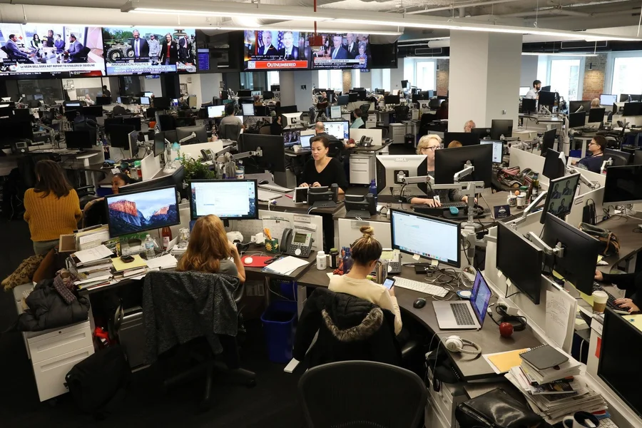 Journalist*innen in dem Newsroom einer Nachrichtenredaktion