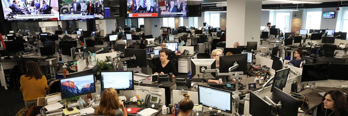 Journalist*innen in dem Newsroom einer Nachrichtenredaktion