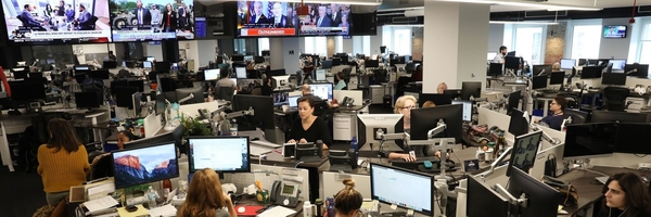 Journalist*innen in dem Newsroom einer Nachrichtenredaktion